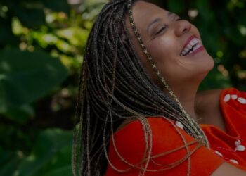 Atriz e escritora Cássia Valle toma posse na Academia de Cultura da Bahia