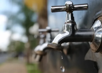 Reparo emergencial em adutora interrompe o fornecimento de água em 13 bairros de Salvador