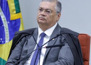 Dino determina revisão e suspensão de “penduricalhos” ilegais nos Três Poderes em até 60 dias