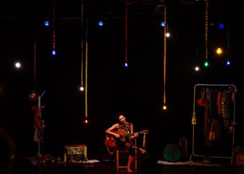 Homenagem à Djavan, adaptação de texto de membro da ALB e solo que discute LGBTfobia vivida por jovens; Teatro Gamboa tem programa de quarta a domingo