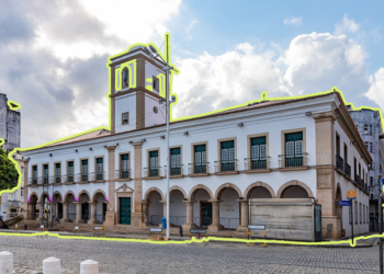 A cidade que faz aniversário e a representação que não mora onde pede voto