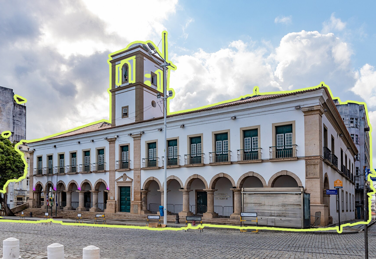 A cidade que faz aniversário e a representação que não mora onde pede voto