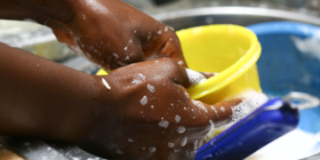 Mulheres negras são 24% da população, mas realizam 44% dos trabalhos de cuidados no país