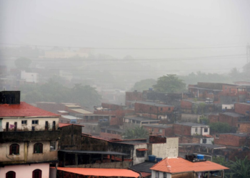 Bahia entra em alerta máximo por chuvas intensas; Salvador amanhece sob temporal nesta segunda-feira (2)