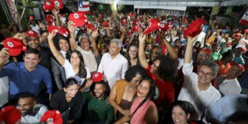 Governador Jerônimo dialoga com MST em acampamento no Centro Administrativo