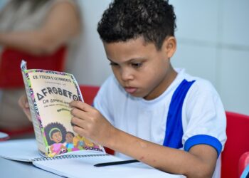 Projeto Afrobeto transforma alfabetização em escola de Salvador com referências afro-brasileiras