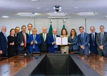 Lula assina MP que zera imposto federal sobre compras internacionais de até US$ 50