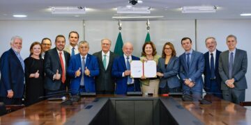 Lula assina MP que zera imposto federal sobre compras internacionais de até US$ 50