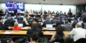 Comissão da Câmara aprova texto-base da PEC que acaba com a escala 6×1