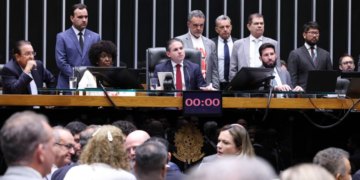 Câmara aprova PEC que acaba com escala 6×1 e reduz jornada semanal para 40 horas